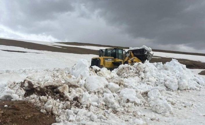 Espiye'de yayla yollarında karla mücadele devam ediyor