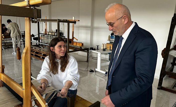 Geleneksel motifler kenevir tezgahlarında gelecek nesillere aktarılıyor
