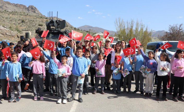 Gümüşhane'de jandarma personeli, köy okullarını ziyaret etti