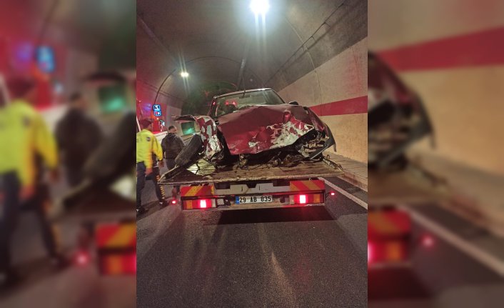 Gümüşhane'de tünelde duvara çarpan otomobilin sürücüsü öldü