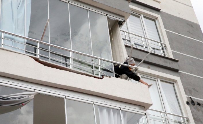 Kastamonu'da kuvvetli rüzgar nedeniyle binaların çatısı uçtu, ağaçlar devrildi