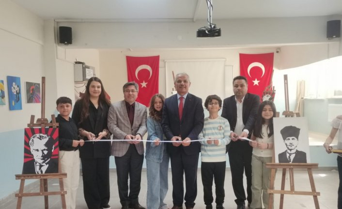 Merzifon’da 23 Nisan temalı resim sergisi açıldı
