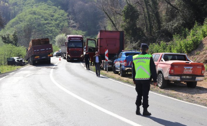 Ordu'da tırdan ayrılan dorsenin çarptığı otomobilin sürücüsü yaralandı