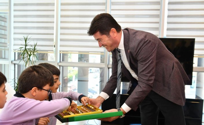 Ortahisar Belediye Başkanı Kaya, koltuğunu ilkokul öğrencisine devretti