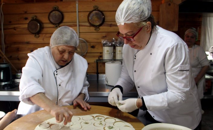 Sinoplu kooperatif üyesi kadınlar “balıklı mantı“ üretiyor