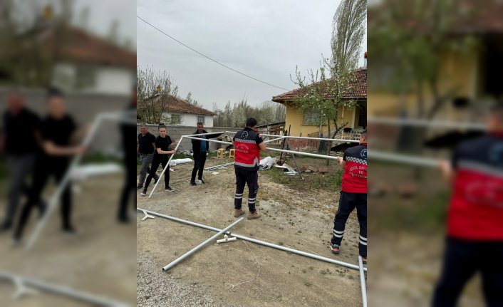 TOGÜ'lü öğrenciler depremler sonrası dağıtılan çadırların kurulmasına yardım etti