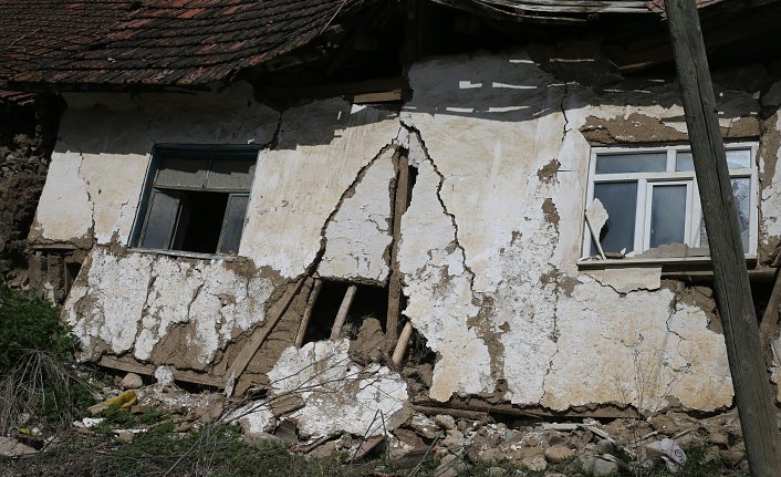 Tokat Sulusaray depreminde camiler ve bazı binalar da hasar gördü