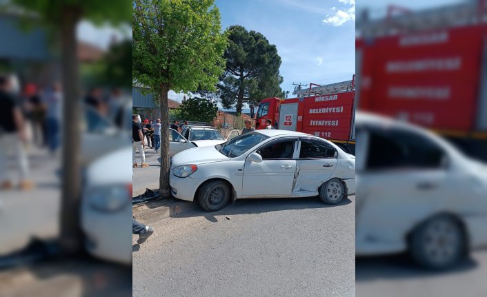 Tokat'ta iki otomobilin çarpıştığı kazada 4 kişi yaralandı