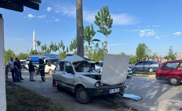 Tokat'ta önce otomobile ardından elektrik direğine çarpan otomobilin sürücüsü yaralandı