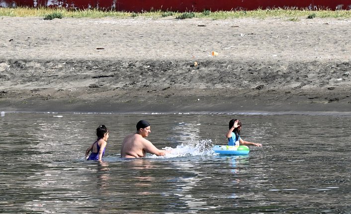 Trabzon'da sıcak havayı fırsat bilenler denize girdi