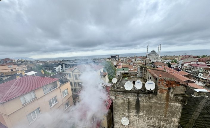 Trabzon'da müstakil evin çatısında çıkan yangın hasara neden oldu