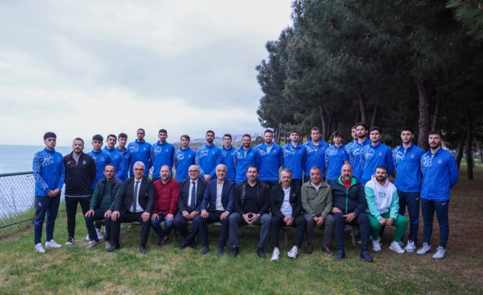 Trabzonspor yöneticileri, basketbol takımı ile yemekte bir araya geldi