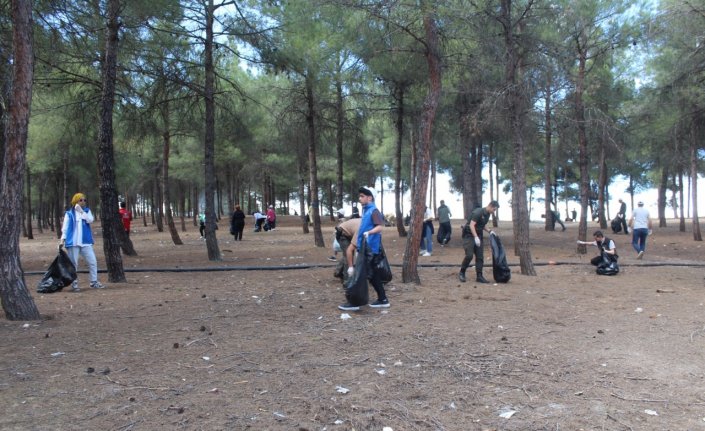 Vezirköprü'de ormanlık alanda çevre temizliği yapıldı