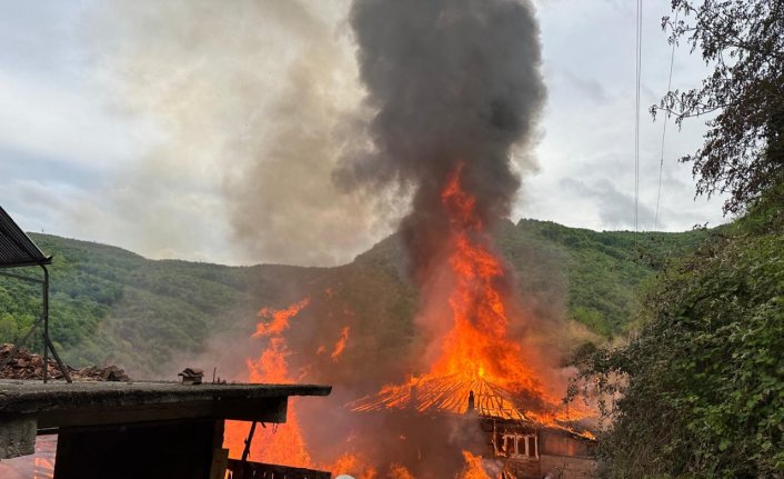 Zonguldak'ta iki ahşap ev yanarak kullanılamaz hale geldi