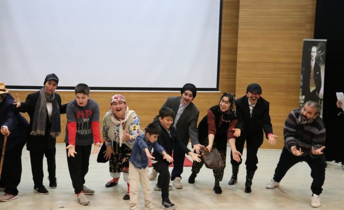 Zonguldak'ta otizmli bireyler ve aileleri tiyatroyla sahneye renk katıyor