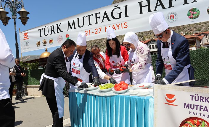 Amasya'da “Türk Mutfağı Haftası“nda Vali ve Belediye Başkanı “şehzade kebabı“ yaptı