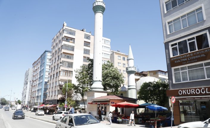 Çay ocağının üzerinde yükselen minare görenleri şaşırtıyor