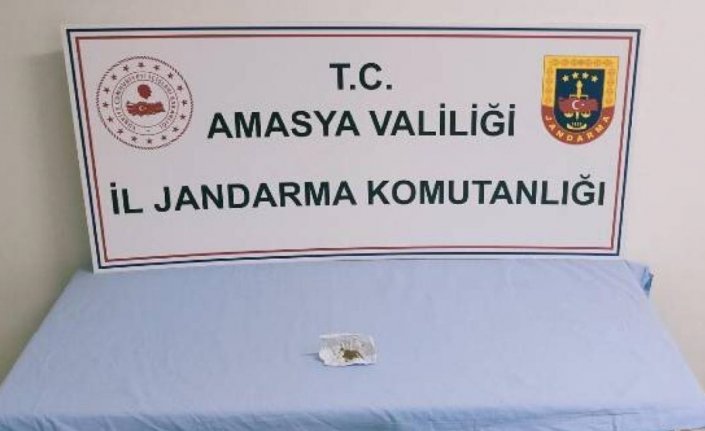 Gümüşhacıköy'de yolcu otobüsündeki bir kişinin üzerinde esrar bulundu