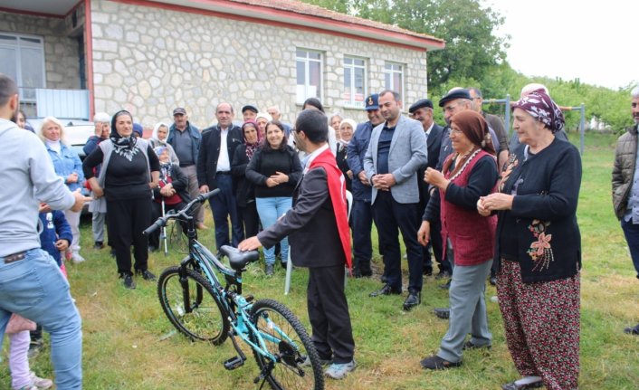 Mecitözü Kaymakamı Köse'den down sendromlu Kara'ya bisiklet hediyesi