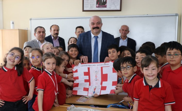 Sınıf başkanlığı vaadini tutup dünya şampiyonu güreşçiyi okuluna getirdi