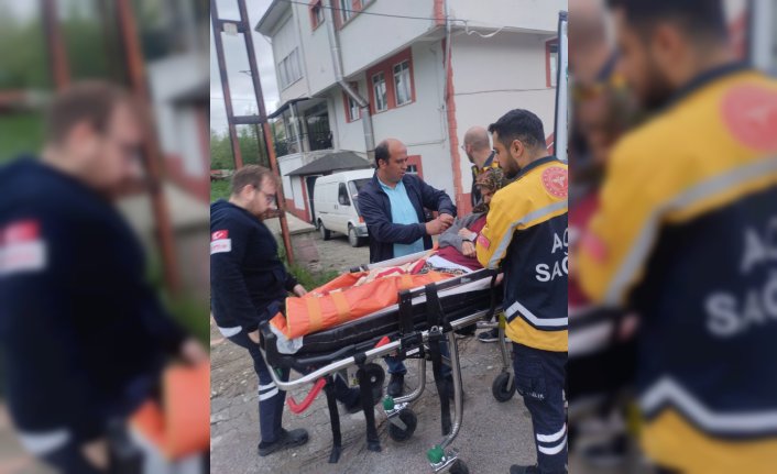 Tokat'ta depremzede yatalak yaşlı kadın ve ailesi öğretmenevine yerleştirildi