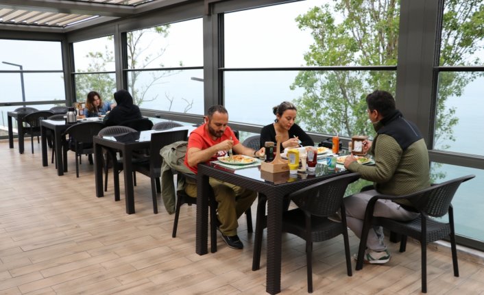 Üniversitelilerin tarlada yetiştirdiği ürünler kafedeki satışlarla burs kaynağı oluyor