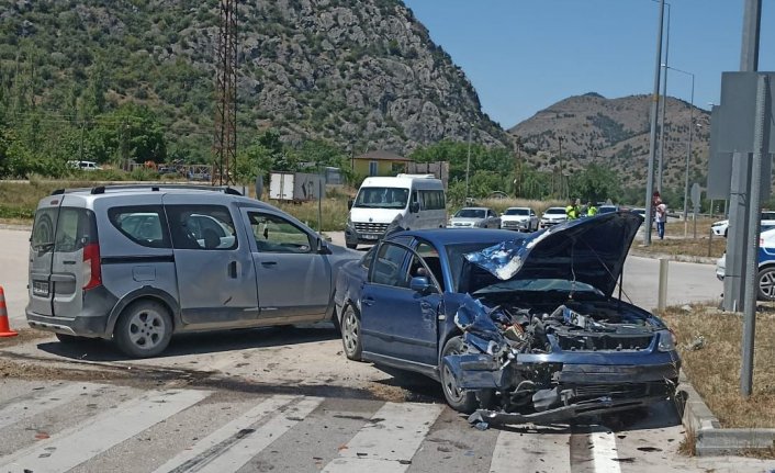 Amasya'da iki otomobil çarpıştı, 3 kişi yaralandı