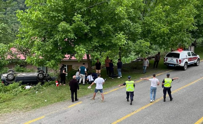 Artvin'de kamyonetin devrildiği kazada aynı aileden 4 kişi yaralandı