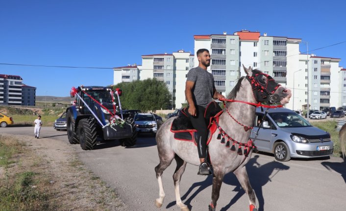 Bayburtlu çift, traktörü “gelin arabası“ yaptı