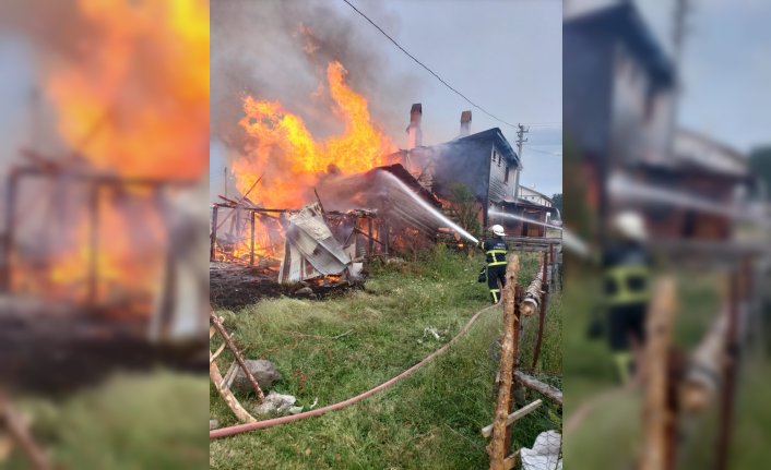 Bolu'da çıkan yangında 2 katlı ahşap ev kullanılamaz hale geldi