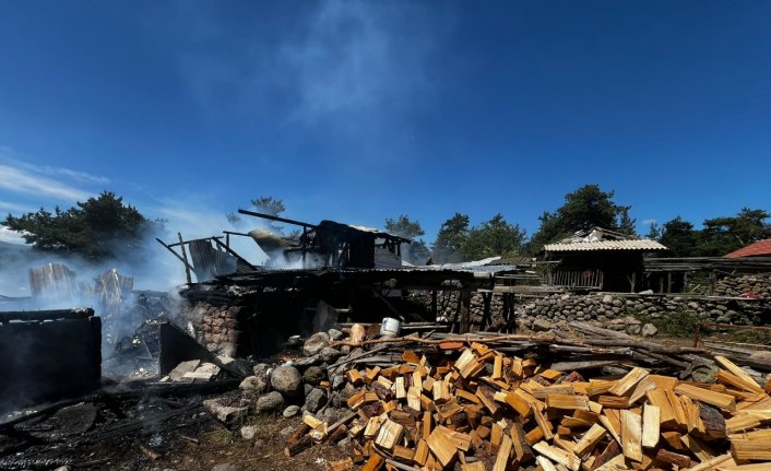 Bolu'da çıkan yangında ahşap ev kullanılamaz hale geldi