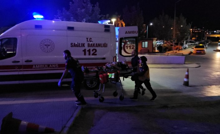 Çorum'da şarampole devrilen tırın sürücüsü yaralandı