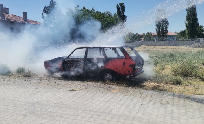 Çorum’da yanan otomobil kullanılamaz hale geldi