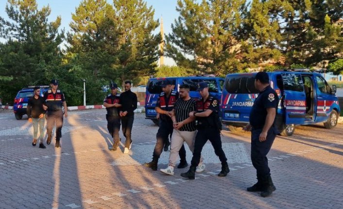 Çorum'da yorgun merminin isabet ettiği 2 kişinin yaralanmasıyla ilgili 3 zanlı yakalandı