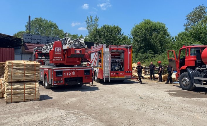 Düzce'de ahşap imalathanesinde çıkan yangın söndürüldü