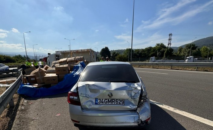 Düzce'de kamyonet emniyet şeridinde duraklama yapan otomobile çarptı, 4 kişi yaralandı