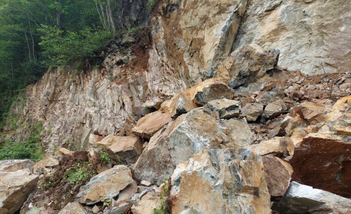 Giresun'da köy grup yolu heyelan nedeniyle ulaşıma kapandı