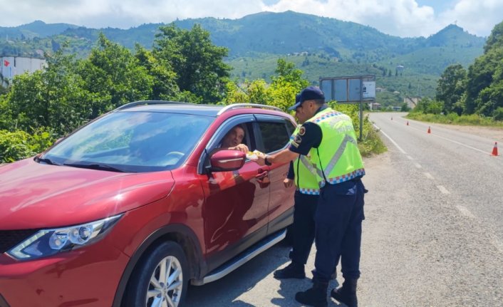 Giresun'da trafik ekipleri sürücülere çikolata ikram etti