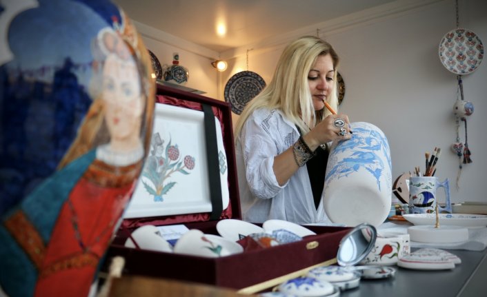 Hastalığını atlatmasına yardımcı olan çiniciliğe “gönül borcu“nu ödemek için çalışıyor