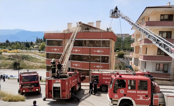 Karabük'te bir apartmanın çatı katında çıkan yangın söndürüldü