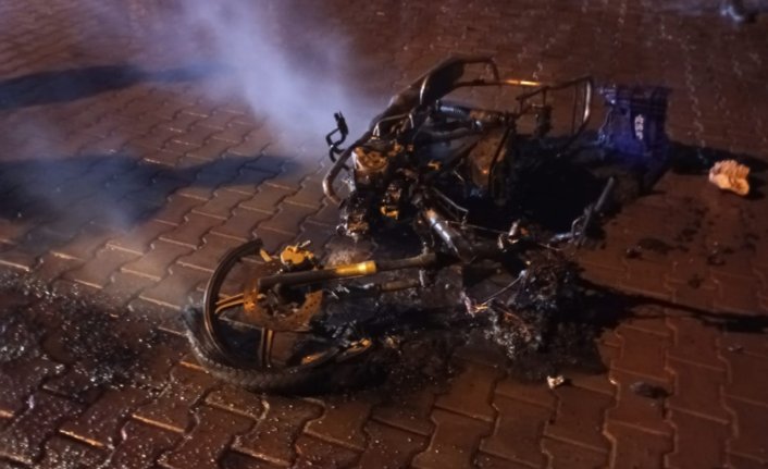 Karabük'te motosikletin kundaklanması cep telefonu kamerasında