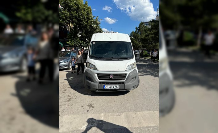 Karabük'te panelvanın çarptığı yaya ağır yaralandı