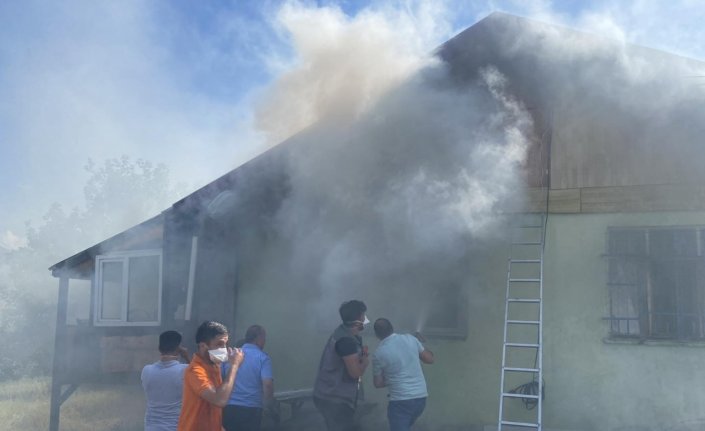 Kastamonu'da çıkan yangında müstakil ev kullanılamaz hale geldi