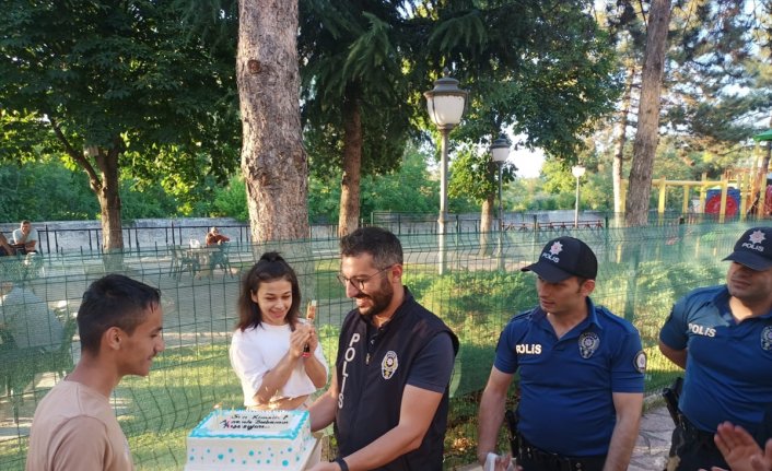 Kastamonu'da polislerden kas hastası gence sürpriz doğum günü kutlaması