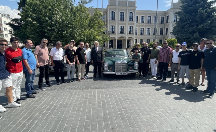 Klasik otomobil tutkunları Bolu'da buluştu