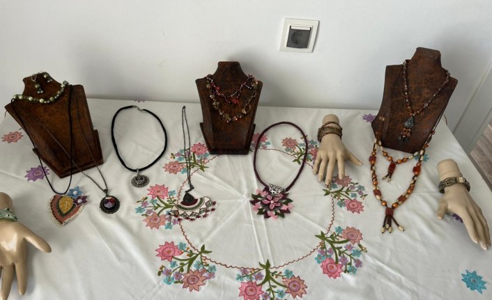 Laçin Halk Eğitim Merkezi'nin yıl sonu sergisi açıldı