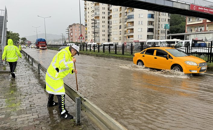 Rize'de şiddetli yağış etkili oluyor