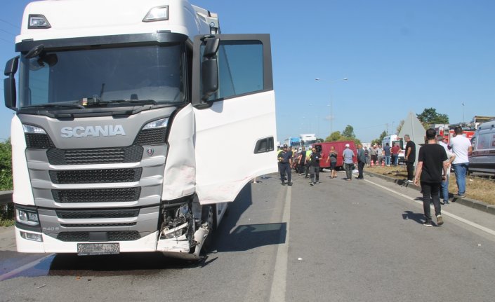 Samsun'da tır ile çarpışan minibüsün sürücüsü öldü, 2 çocuğu yaralandı