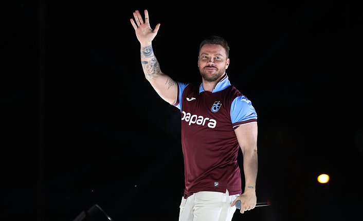 Şarkıcı Sinan Akçıl “Trabzon Kültür Yolu Festivali“nde sahneye çıktı