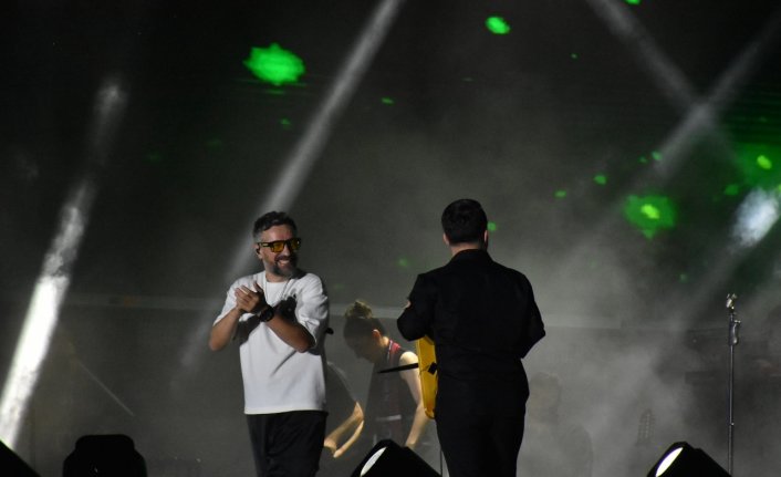 Şarkıcı Resul Dindar “Trabzon Kültür Yolu Festivali“nde sahneye çıktı